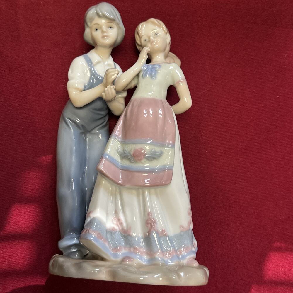 Porcelain Figurine Romantic Couple Gloss Finish 8”‎ Pastels
